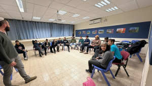 המדריך הלל קייזר מעביר פעילות ערב מרתקת ומחכימה עם תלמידי כיתה י'